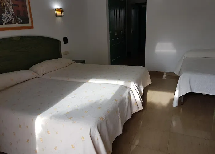 曼诺罗旅馆 2* 加鲁查